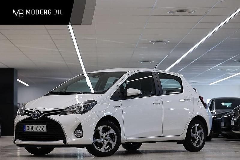 Vit Begagnad 2016 Toyota Yaris Hybrid Active Halvkombi | 119 900 kr (Marknadspris) - Bild 1/2