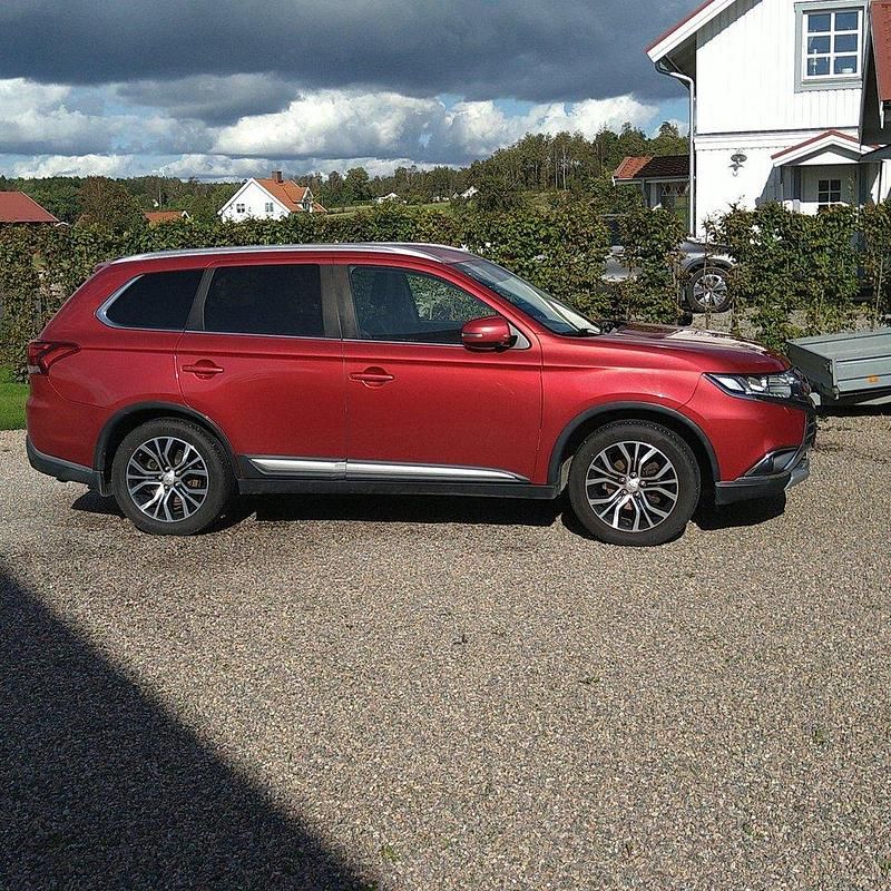 Röd Begagnad 2016 Mitsubishi Outlander SUV | 145 000 kr (Bra pris) - Bild 1/4