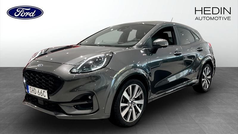 Grå (grey) Begagnad 2022 Ford Puma Gen-E ST-Line SUV | 219 900 kr (Dyr) - Bild 1/4