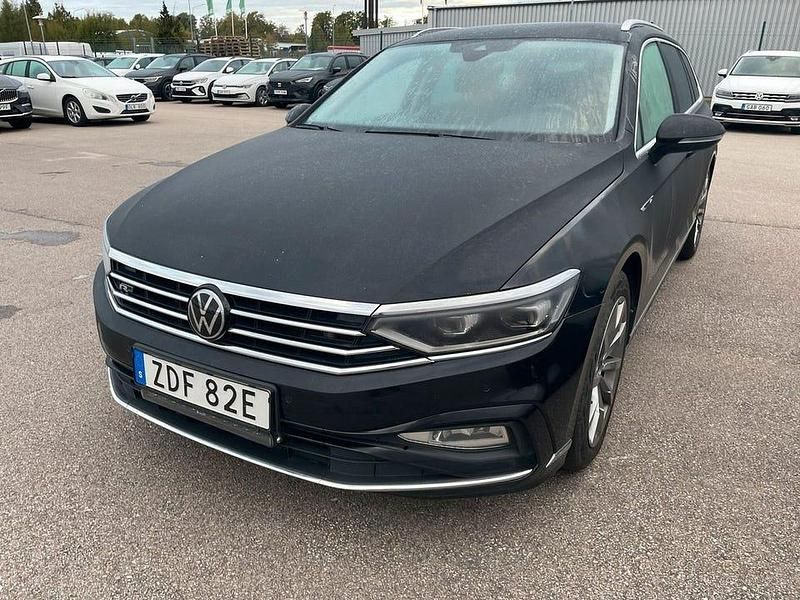 Svart (svart metallic) Begagnad 2022 VW Passat R-line Kombi | 299 000 kr (Lite dyr) - Bild 1/2