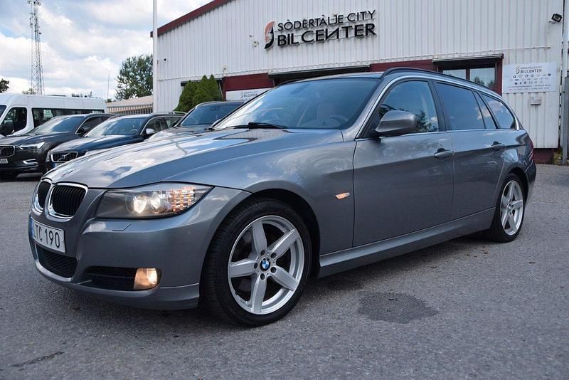Grå Begagnad 2011 BMW 320 Kombi | 74 900 kr (Bra pris) - Bild 1/4