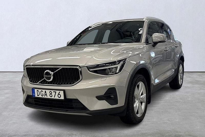 Silver Begagnad 2023 Volvo XC40 Core SUV | 349 900 kr (Marknadspris) - Bild 1/4
