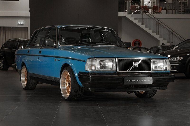 Blå Begagnad 1987 Volvo 244 Sedan | 109 900 kr - Bild 1/4