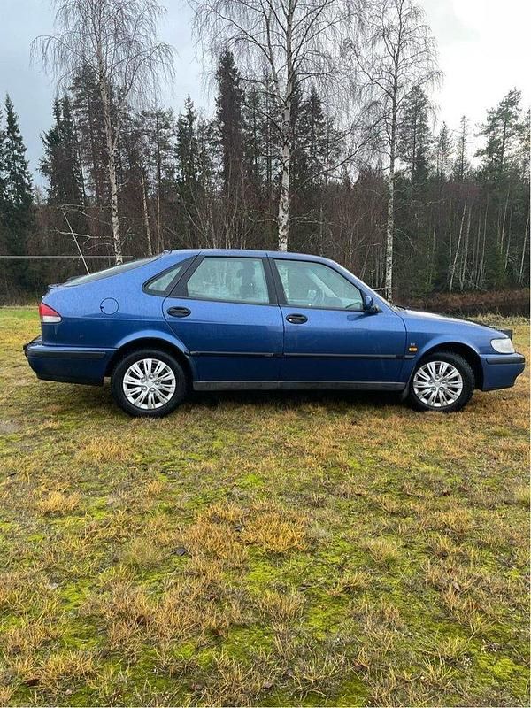 Blå Begagnad 2000 Saab 9-3 Halvkombi | 12 000 kr (Marknadspris) - Bild 1/2
