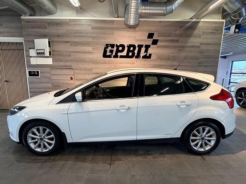 Begagnad Ford Focus Titanium 101 HK (74 kW) 2014 Vit Halvkombi