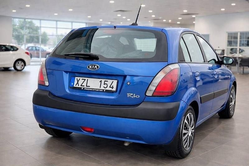 Begagnad Kia Rio 97 HK (71 kW) 2006 Mörkblå Halvkombi