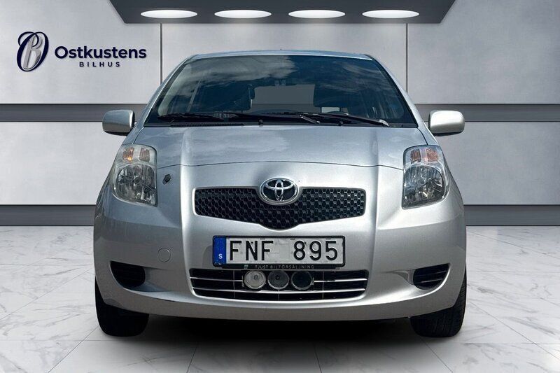 Silver Begagnad 2007 Toyota Yaris Halvkombi | 59 900 kr (Marknadspris) - Bild 1/4