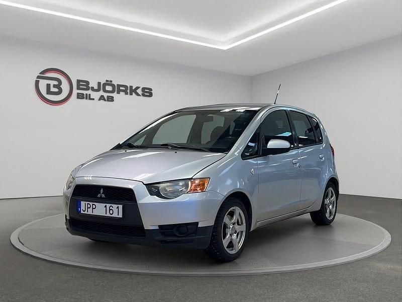 Silver Begagnad 2009 Mitsubishi Colt Comfort Edition Halvkombi | 19 500 kr (Superpris) - Bild 1/4