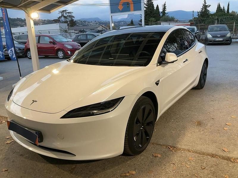 Vit Begagnad 2024 Tesla Model 3 Standard Range Sedan | 379 900 kr - Bild 1/4