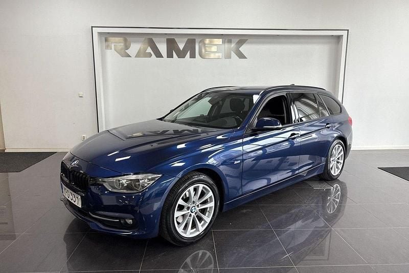 Blå Begagnad 2016 BMW 320 Sport Line Kombi | 169 000 kr (Marknadspris) - Bild 1/4