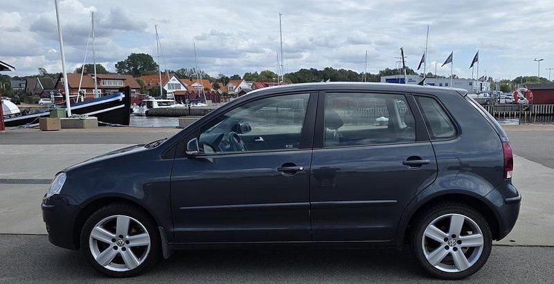 Grå Begagnad 2009 VW Polo Comfortline Halvkombi | 35 000 kr (Bra pris) - Bild 1/4