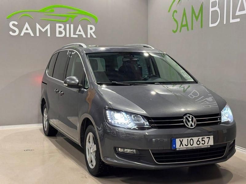 Grå Begagnad 2015 VW Sharan Minibuss | 129 900 kr (Superpris) - Bild 1/4