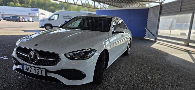 Vit Begagnad 2024 Mercedes C200 Sedan | 459 000 kr (Lite dyr) - Bild 1/4