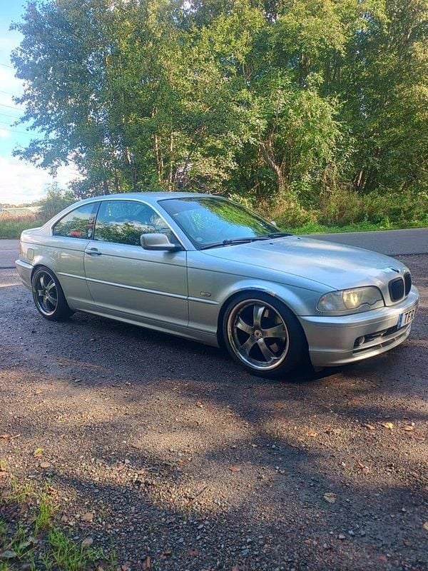 Silver Begagnad 2002 BMW 330 Sportkupé | 39 800 kr (Marknadspris) - Bild 1/4