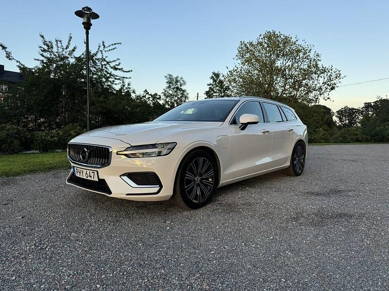 Vit Begagnad 2021 Volvo V60 Kombi | 225 000 kr (Bra pris) - Bild 1/4