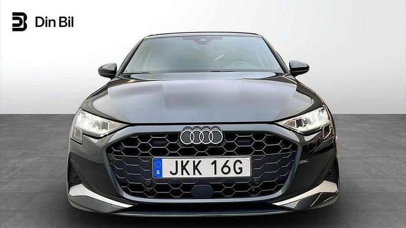 Begagnad Audi A3 Advanced 150 HK (110 kW) 2025 Manhattangrå metallic Halvkombi