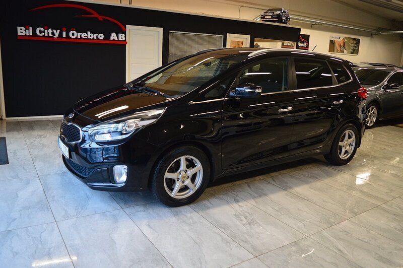 Svart Begagnad 2013 Kia Carens Minibuss | 99 900 kr (Marknadspris) - Bild 1/4