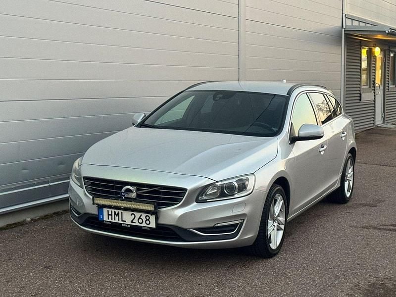 Silver Begagnad 2013 Volvo V60 Momentum Kombi | 99 495 kr (Lite dyr) - Bild 1/4