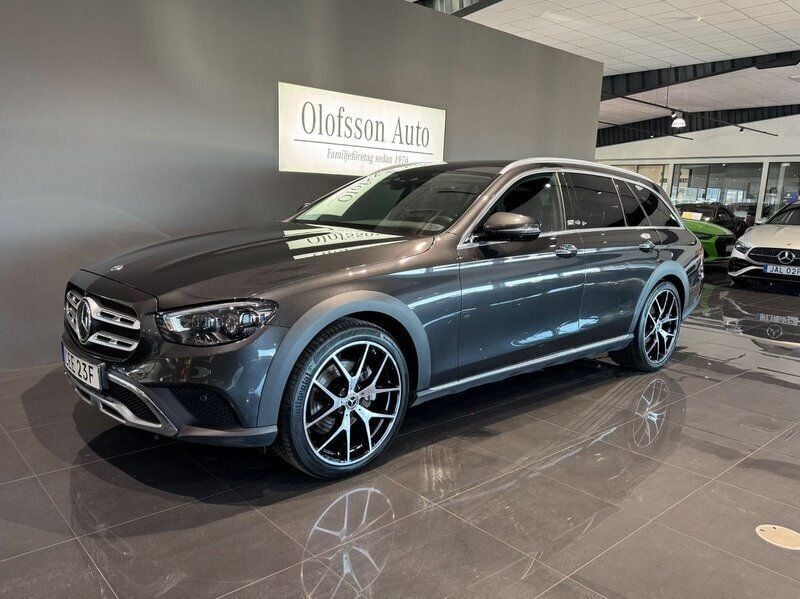 Grå Begagnad 2023 Mercedes E220 Kombi | 499 000 kr (Dyr) - Bild 1/4