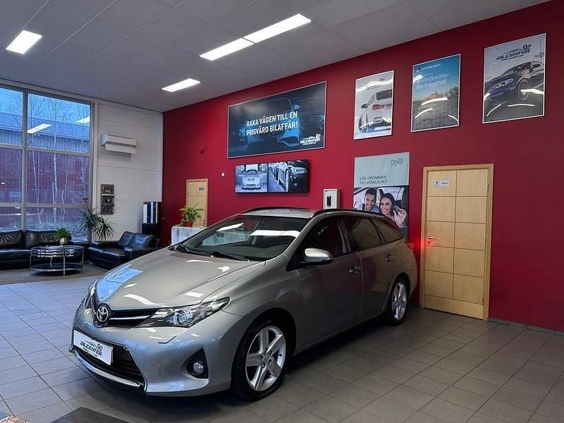 Ljusgrå Begagnad 2013 Toyota Auris Kombi | 89 500 kr (Bra pris) - Bild 1/4