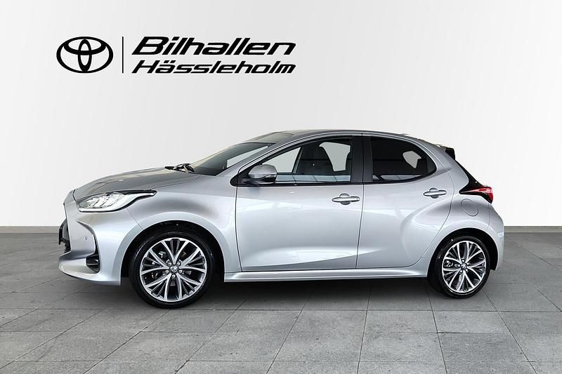 Begagnad Toyota Yaris Hybrid Style 132 HK (97 kW) 2024 Silver Halvkombi