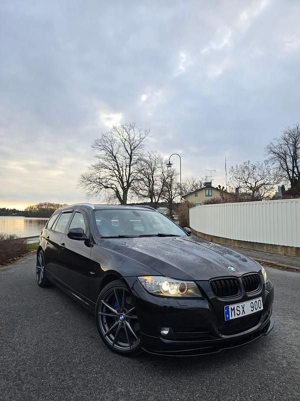 Begagnad 2012 BMW 320 Kombi | 119 000 kr (Marknadspris) - Bild 1/4