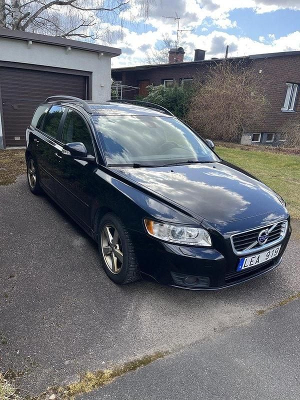 Svart Begagnad 2011 Volvo V50 Momentum Kombi | 42 000 kr (Bra pris) - Bild 1/3