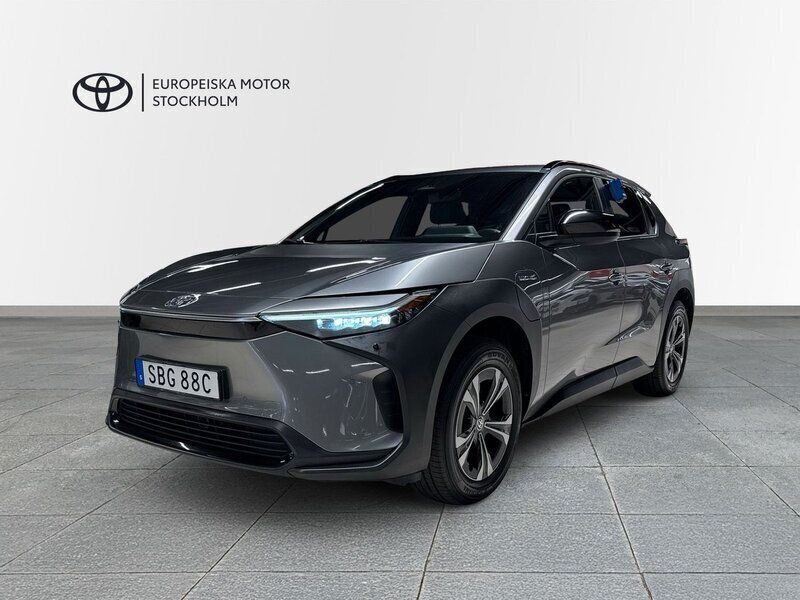 Silver Begagnad 2023 Toyota bZ4X Style SUV | 384 900 kr (Marknadspris) - Bild 1/2