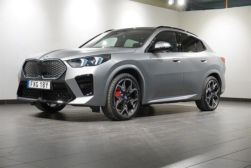 Grå/silver Ny 2024 BMW iX2 M Sport SUV | 789 500 kr - Bild 1/4