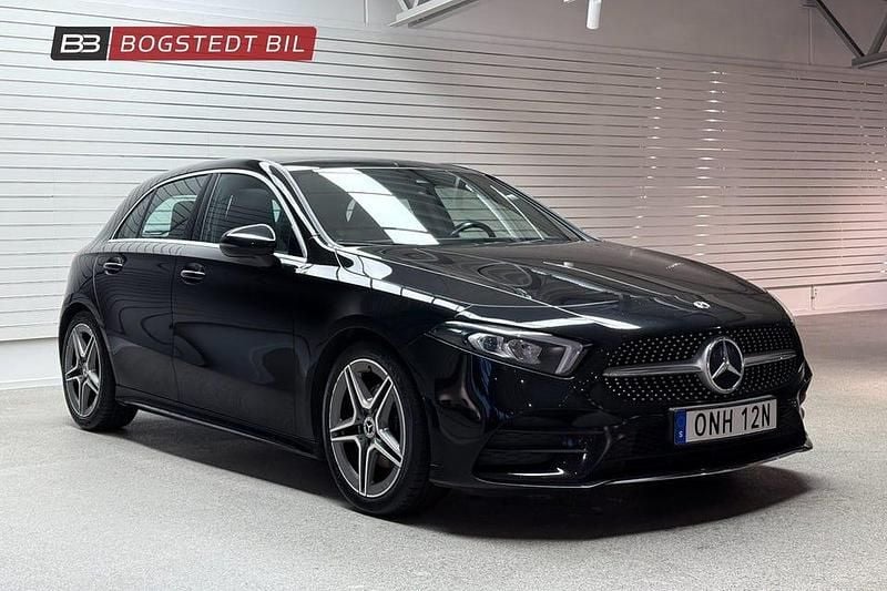 Nattsvart Begagnad 2019 Mercedes A180 AMG Halvkombi | 199 000 kr (Marknadspris) - Bild 1/4