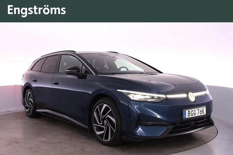 Blå (aquamarine blue metallic) Begagnad 2024 VW ID.7 Sedan | 525 000 kr (Marknadspris) - Bild 1/4