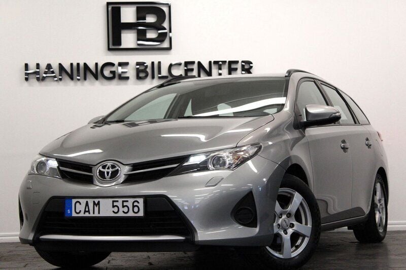 Ljusgrå (grå) Begagnad 2014 Toyota Auris Life Kombi | 109 900 kr (Marknadspris) - Bild 1/4