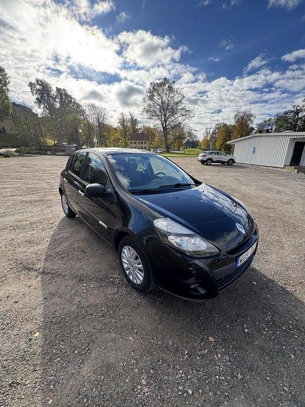 Svart Begagnad 2010 Renault Clio R.S. Halvkombi | 38 500 kr (Marknadspris) - Bild 1/4