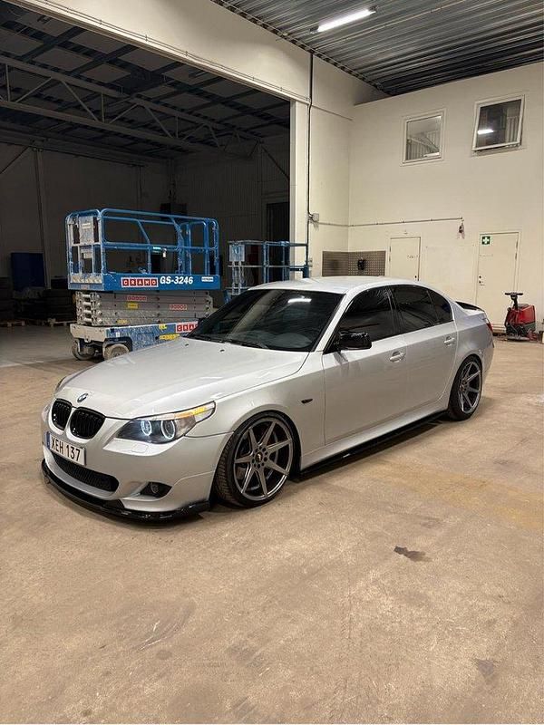 Grå Begagnad 2006 BMW 535 Performance Sedan | 95 000 kr - Bild 1/4