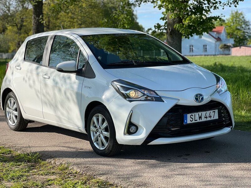 Vit Begagnad 2018 Toyota Yaris Hybrid Active Halvkombi | 129 900 kr (Marknadspris) - Bild 1/4