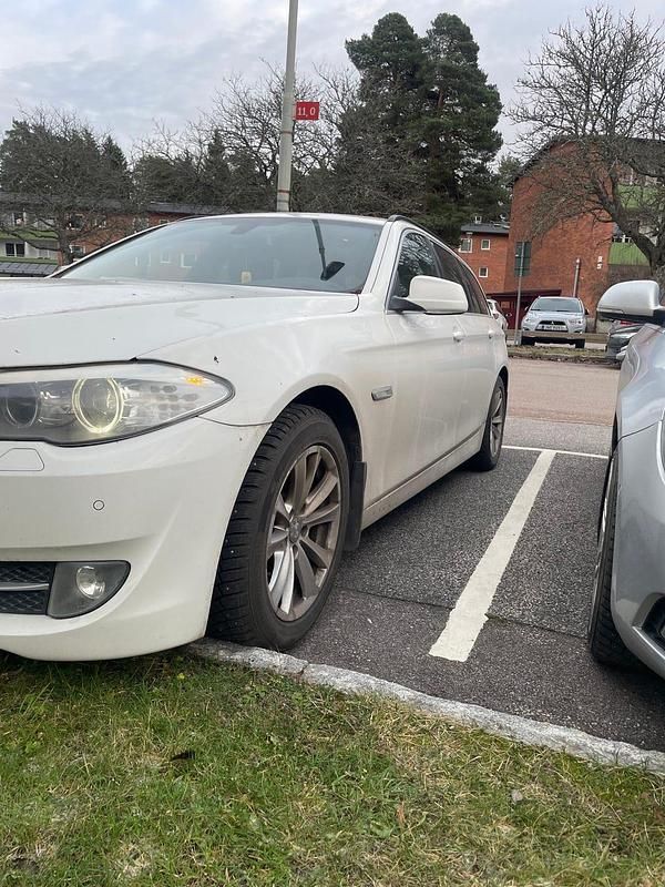 Begagnad 2013 BMW 520 Kombi | 126 900 kr (Marknadspris) - Bild 1/4