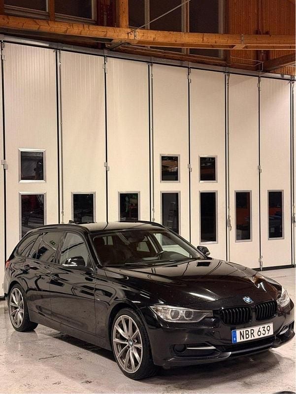 Svart Begagnad 2013 BMW 320 Sport Line Kombi | 90 000 kr (Bra pris) - Bild 1/4