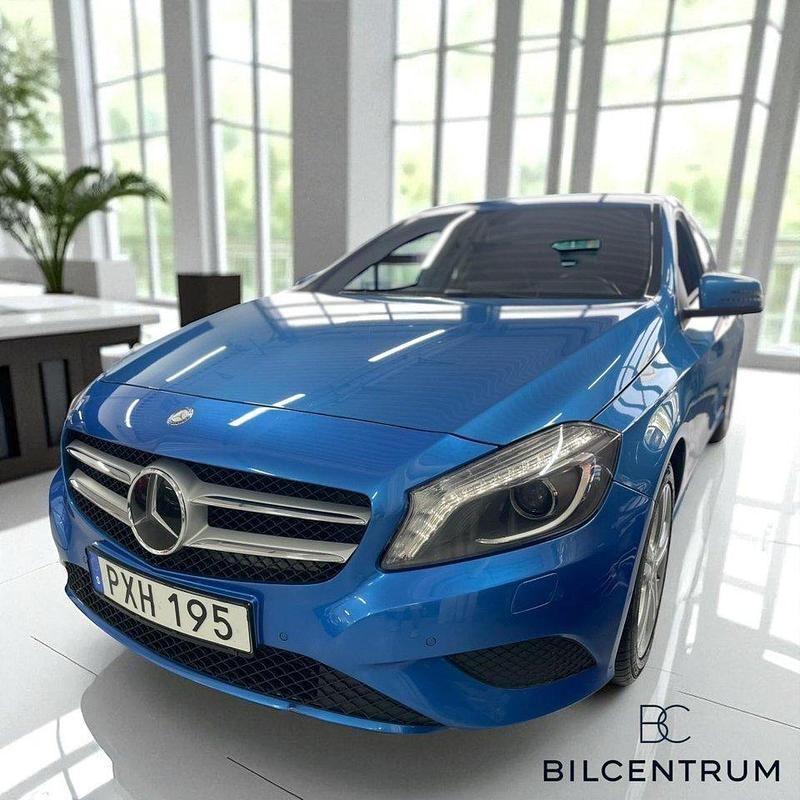 Mörkblå (blå) Begagnad 2015 Mercedes A180 Urban Halvkombi | 149 900 kr (Marknadspris) - Bild 1/4
