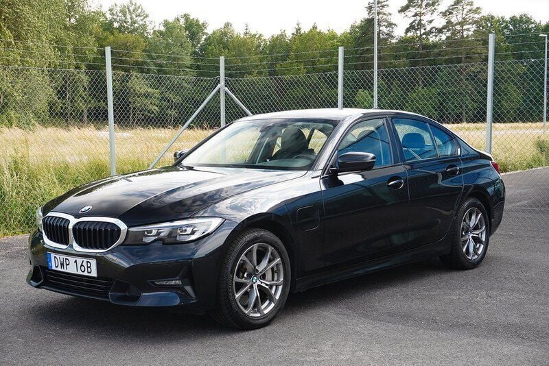Svart Begagnad 2020 BMW 330e Sport Line Sedan | 279 900 kr (Bra pris) - Bild 1/4
