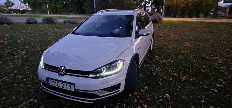 Vit Begagnad 2018 VW Golf Alltrack Kombi | 139 000 kr (Marknadspris) - Bild 1/4