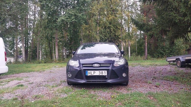 Grå Begagnad 2012 Ford Focus Titanium Halvkombi | 42 000 kr (Marknadspris) - Bild 1/4