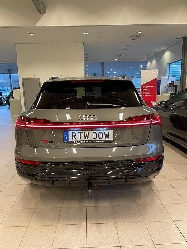Begagnad Audi Q8 e-tron S-Line 300 kW (408 HK) 2024 Grå SUV