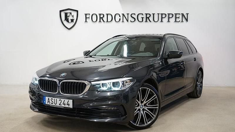 Grå Begagnad 2018 BMW 520 Sport Line Kombi | 264 800 kr (Marknadspris) - Bild 1/4