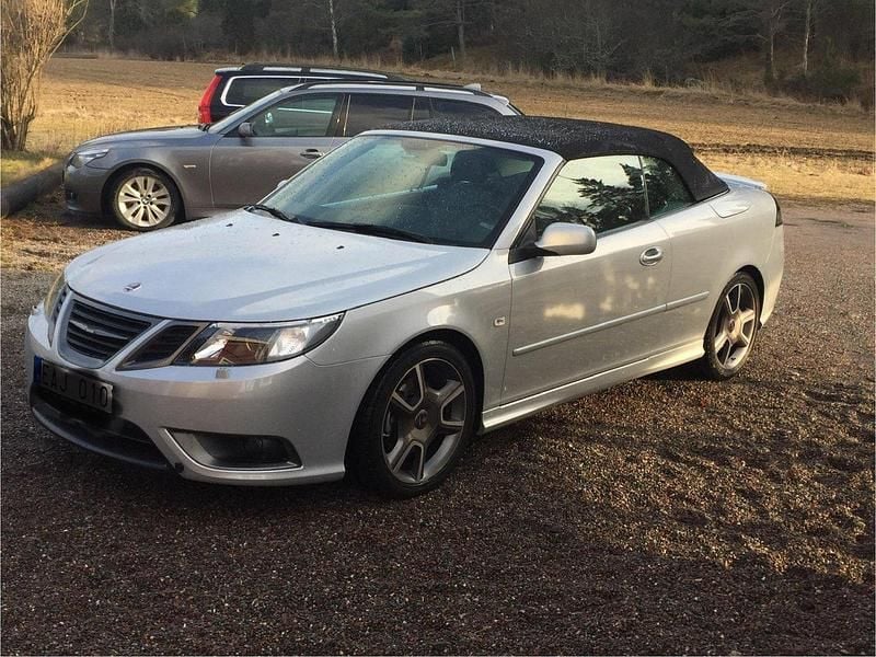 Grå Begagnad 2010 Saab 9-3 Aero Cab | 239 000 kr - Bild 1/4