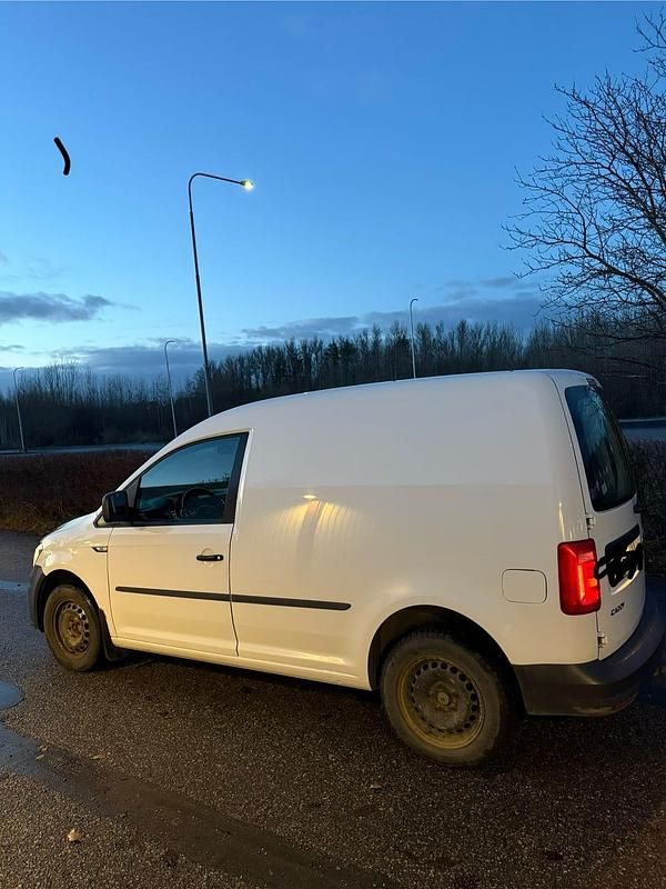 Vit Begagnad 2016 VW Caddy Minibuss | 85 000 kr (Marknadspris) - Bild 1/4