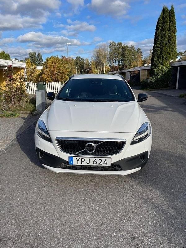Vit Begagnad 2018 Volvo V40 CC Summum Kombi | 195 000 kr (Marknadspris) - Bild 1/4