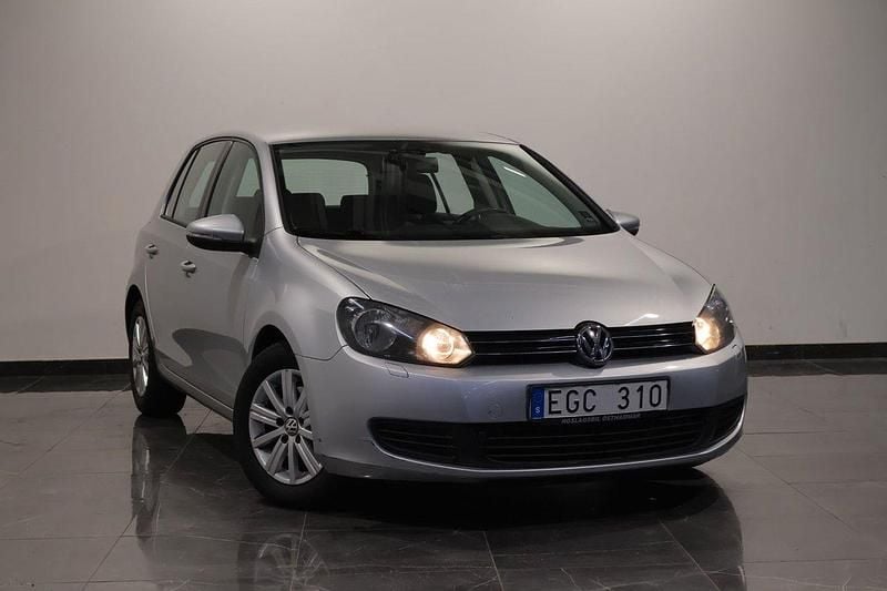 Silver Begagnad 2010 VW Golf VI Halvkombi | 99 000 kr (Lite dyr) - Bild 1/4