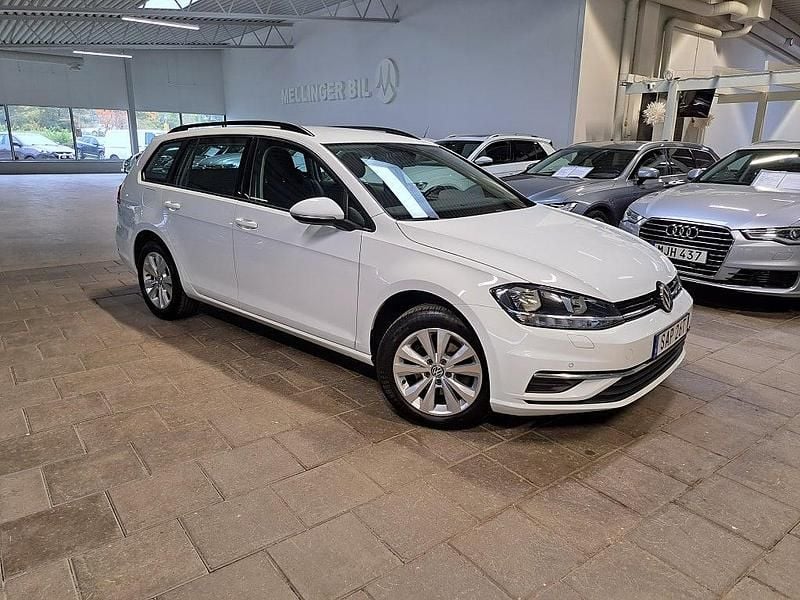 Pure white Begagnad 2019 VW Golf VII Kombi | 159 800 kr (Marknadspris) - Bild 1/4