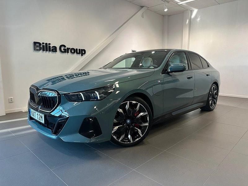 Grön Begagnad 2024 BMW 550e M Sport Sedan | 839 000 kr (Superpris) - Bild 1/4
