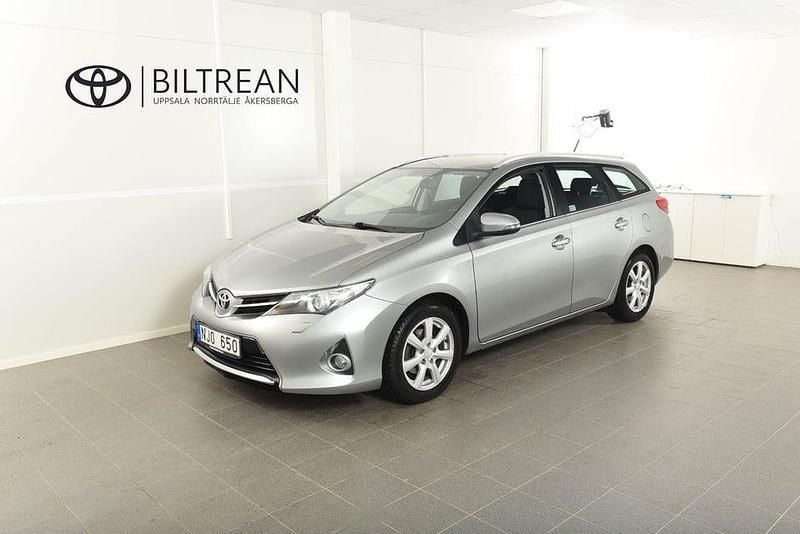Ljusgrå Begagnad 2013 Toyota Auris Kombi | 69 900 kr (Marknadspris) - Bild 1/4